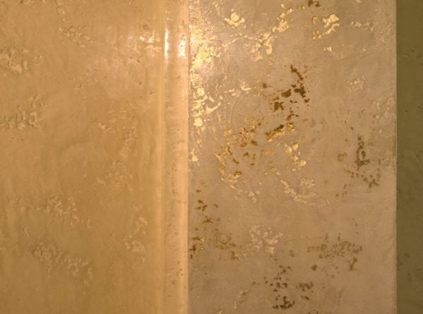Muur geschilderd in beige kleur met onderstreepte elementen in parelmoer verf