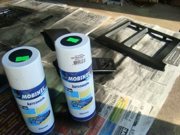 Spray paint for plastic windowsill