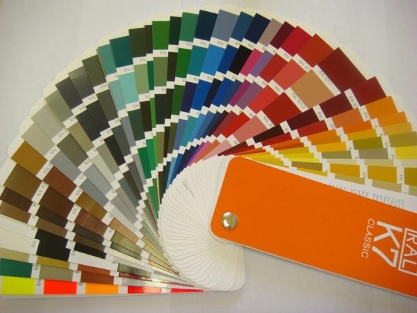 La scelta del colore per la verniciatura di superfici in PVC