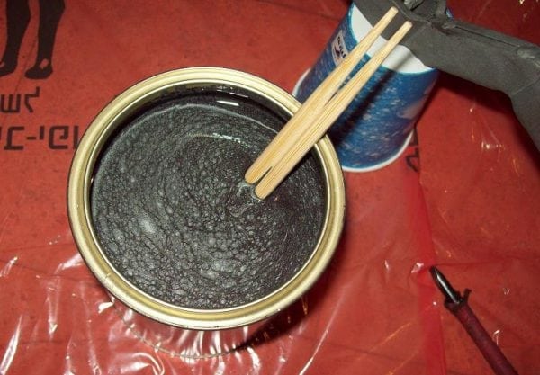Pintura de martillo aún no diluida en una lata