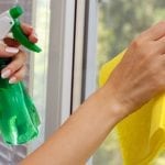 Čišćenje prozora od stare boje