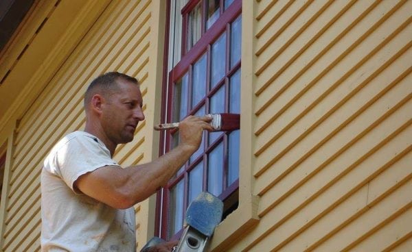 Der Prozess des Malens von Fensterhängen