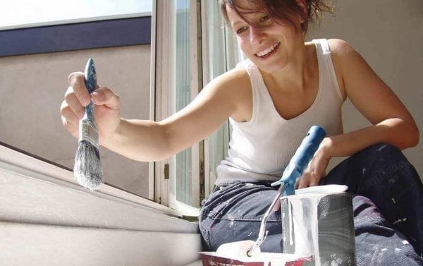 Az ablakpárkány festésének folyamata