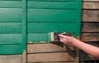 Pintar las paredes de una casa de madera.