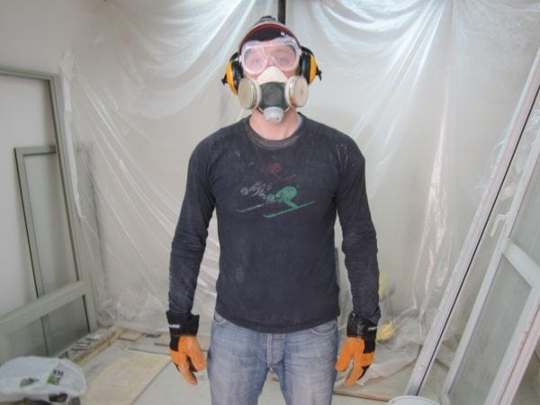 Ademhalingsapparaat en veiligheidsbril tijdens het schilderen