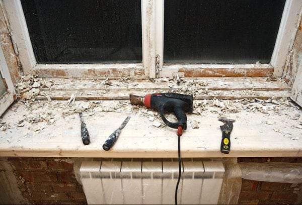Fjernelse af gammel maling fra vinduesrammer