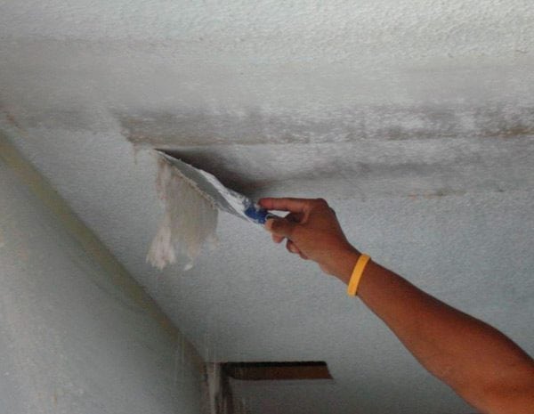 Het verwijderen van de emulsie van het plafond