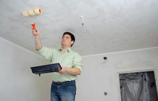 Rimozione di vernice a base d'acqua dal soffitto