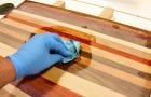 Proteger una superficie de madera con aceite.