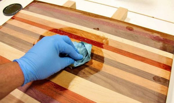 Προστατεύοντας μια ξύλινη επιφάνεια με λάδι