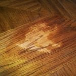 Lavar la pintura de una superficie de madera.