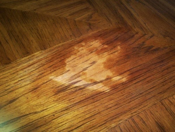 Eliminació de la pintura d'una superfície de fusta