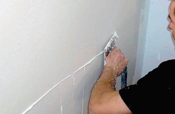 Afwerking stopverf op muren om te schilderen