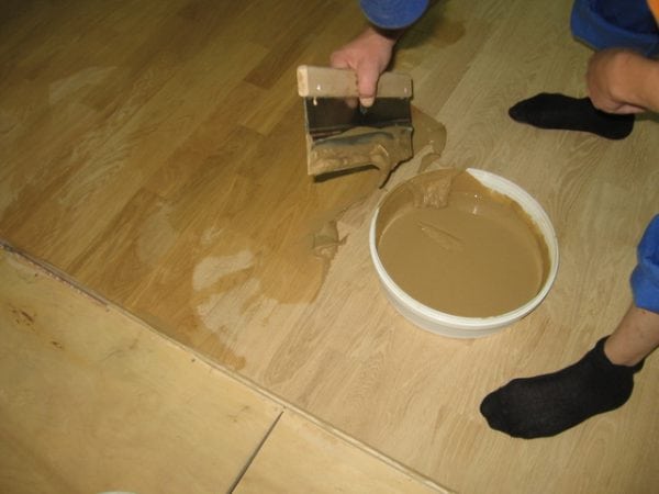 Βάζοντας το πάτωμα από κόντρα πλακέ