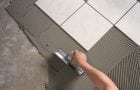 Laying ceramic tiles on the wall
