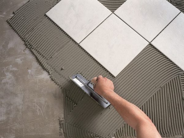 Laying ceramic tiles on the wall