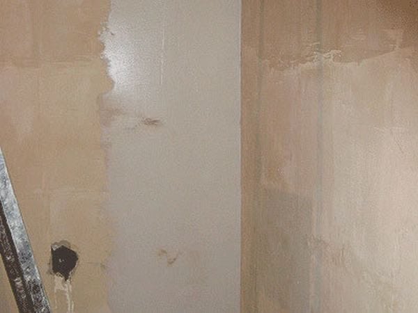 Постављање зидова иверице испод тапете