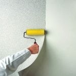 Papel de parede em uma parede pintada