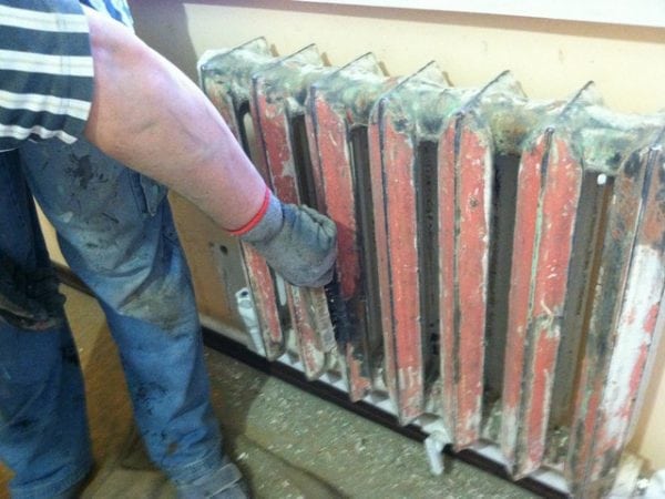 Pag-alis ng pintura mula sa mga radiator