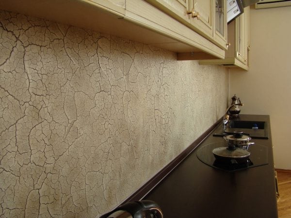 Perete craquelure în stil antic în bucătărie