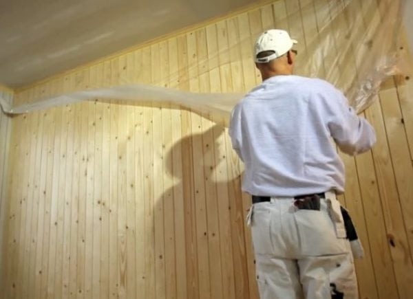 Forberedelse til at male loftet