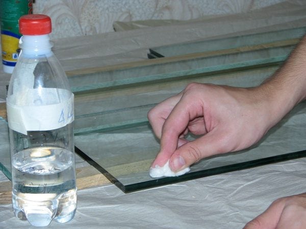 Eventuella lösningsmedel är lämpliga för avfettning av glas.