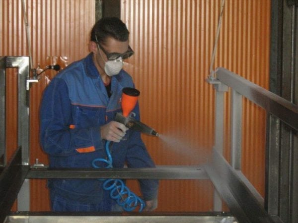 Application of enamel EP-140 using a pneumatic sprayer