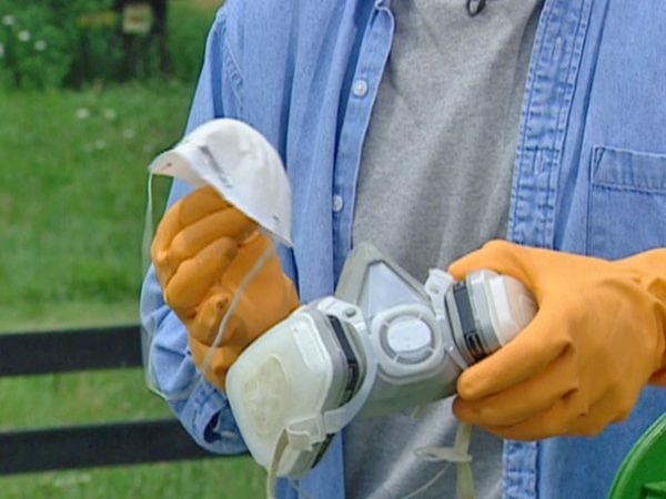 Όταν εργάζεστε με βαφή, χρησιμοποιήστε αναπνευστήρα και προστατευτικά γάντια.