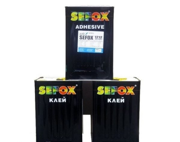 A SEFOX 1111 ragasztó dobozokban