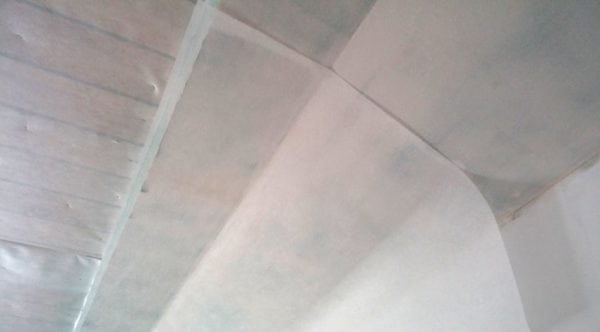 Adhesivo de fibra de vidrio en el techo.