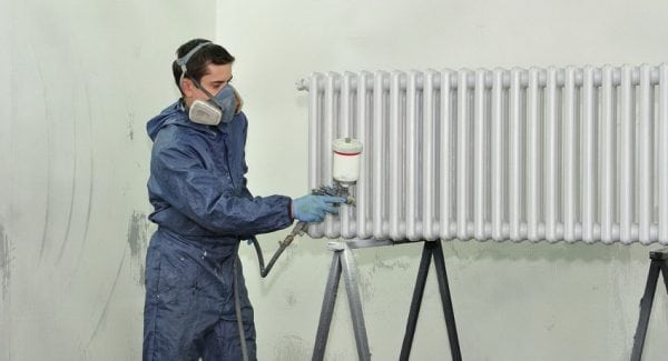 Kleuring van een verwarmingsradiator met hittebestendig email
