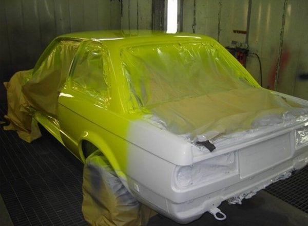 Ein Auto in einer warmen Garage malen