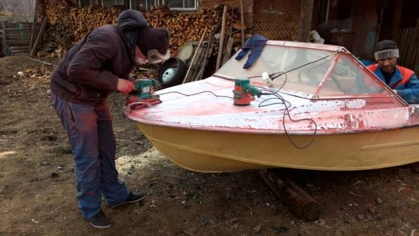 Preparación del casco del barco para aplicar la imprimación EP-057