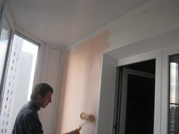 Боядисване на стена на балкон