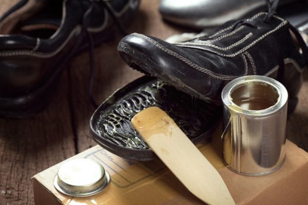 La colla di nairite viene utilizzata per la riparazione di scarpe