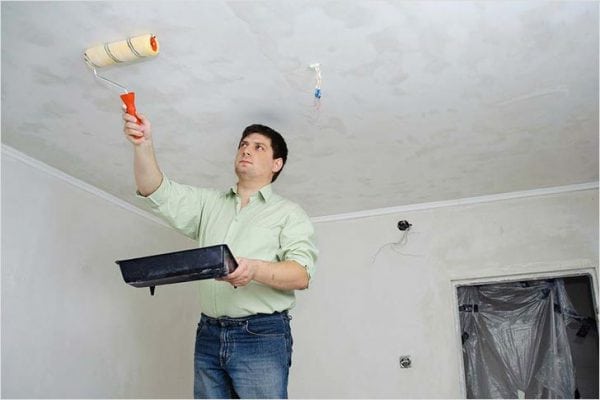 Prima di incollare le piastrelle, il soffitto deve essere innescato