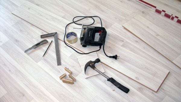 Szerszámok laminált padló lerakására