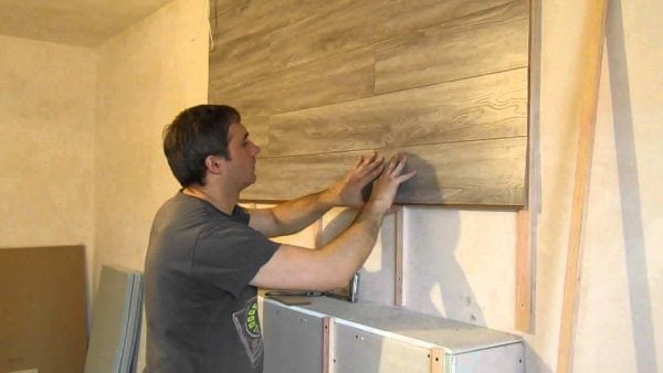 Ramme metode til at lægge laminat på væggen