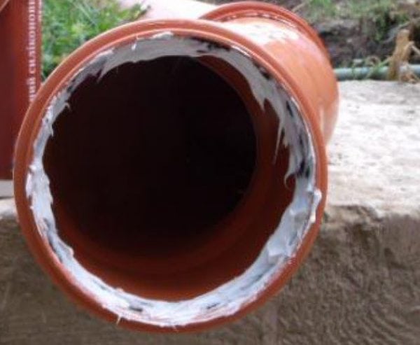 Paggamit ng likidong plastik upang mai-seal ang mga tubo ng sewer