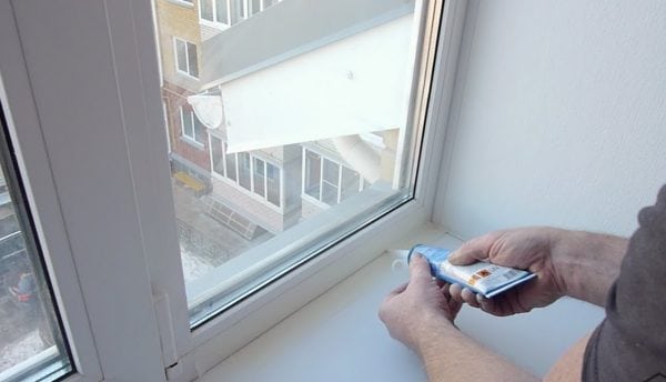 A Cosmofen folyékony műanyagot általában műanyag ablakok telepítésekor használják.