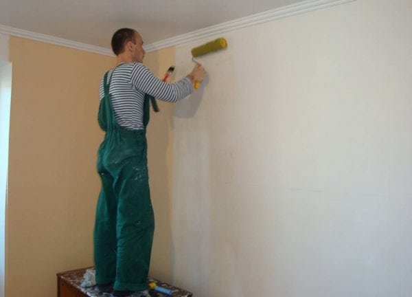Se aplica pegamento para papel tapiz no tejido a la pared
