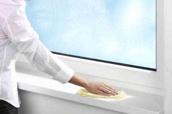Cosmofen används för rengöring av plastramar och fönsterbrädor.