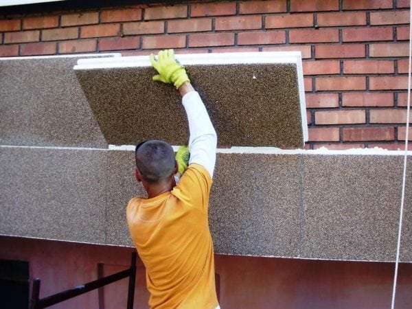 When gluing polystyrene onto the facade of the house, frost-resistant adhesives must be used
