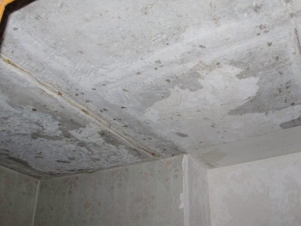 Eski badana temizlenmiş tavan