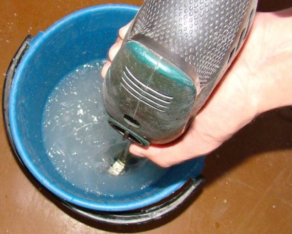 Mixing glue with a drill with a nozzle