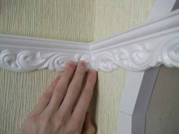 Piepschuimlijm kan worden gebruikt voor het verlijmen van plafondplinten en decoraties
