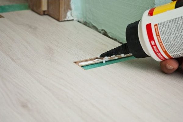 El uso de pegamento al colocar pisos laminados