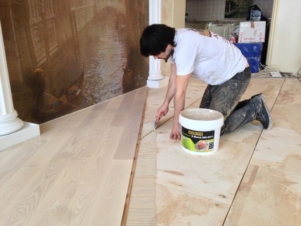 When laying flooring, it is not recommended to use quick-drying glue.