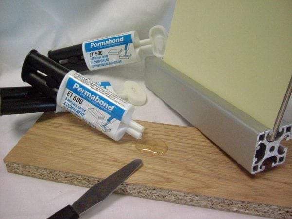 Adezivul epoxidic poate fi utilizat pentru lipirea diferitelor materiale.