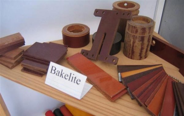 A baquelite também pode ser obtida durante a produção de resinas de fenol-formaldeído.